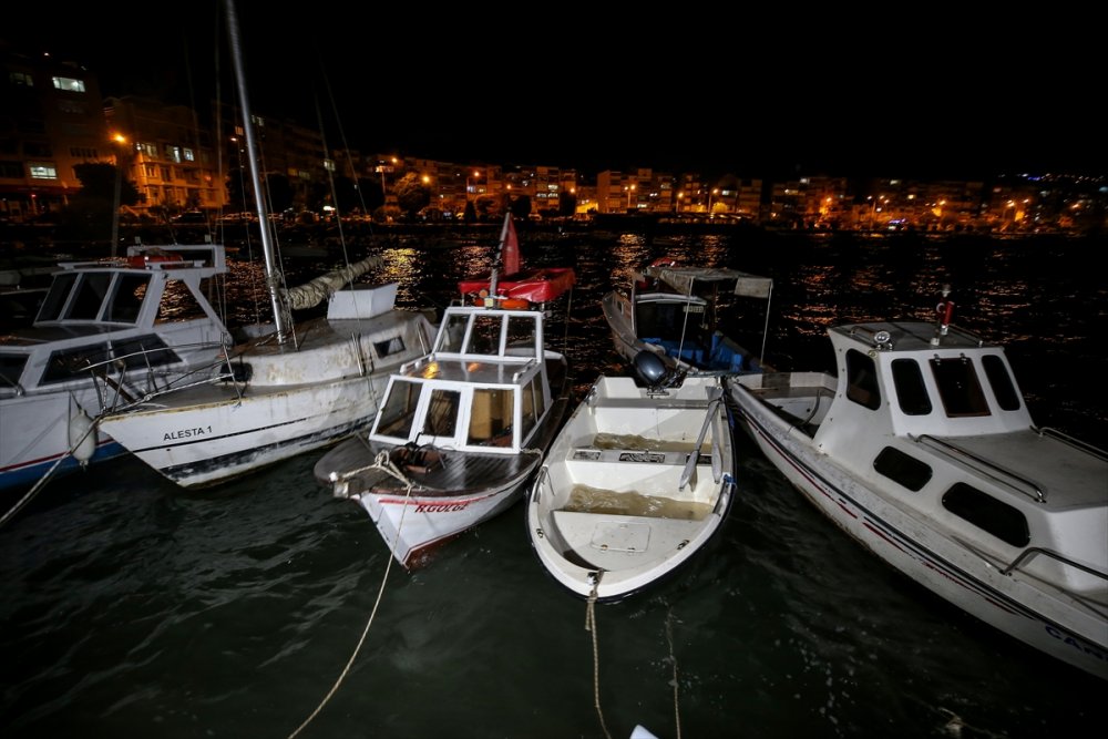Gemlik Körfezi'nde metrelerce yükselen dalgalar balıkçı teknelerini batırdı