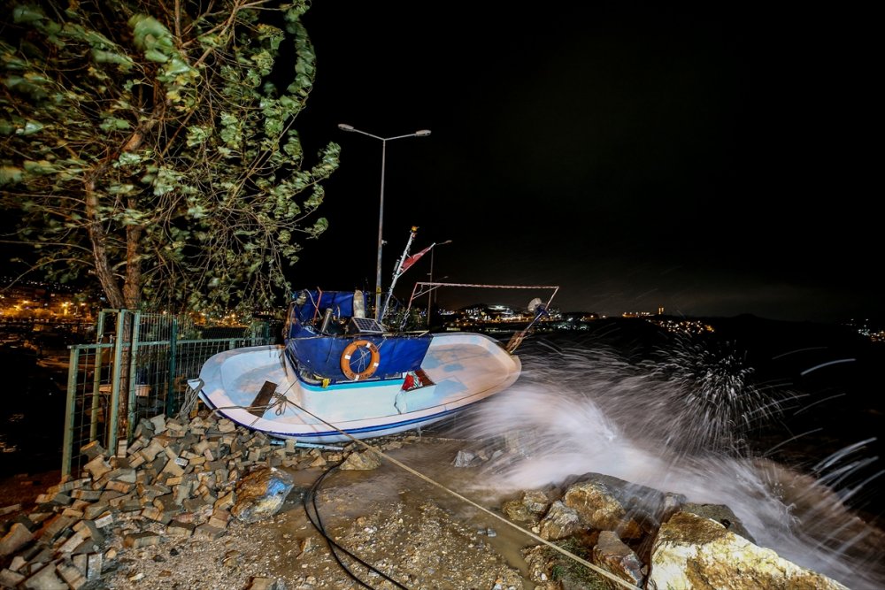 Gemlik Körfezi'nde metrelerce yükselen dalgalar balıkçı teknelerini batırdı