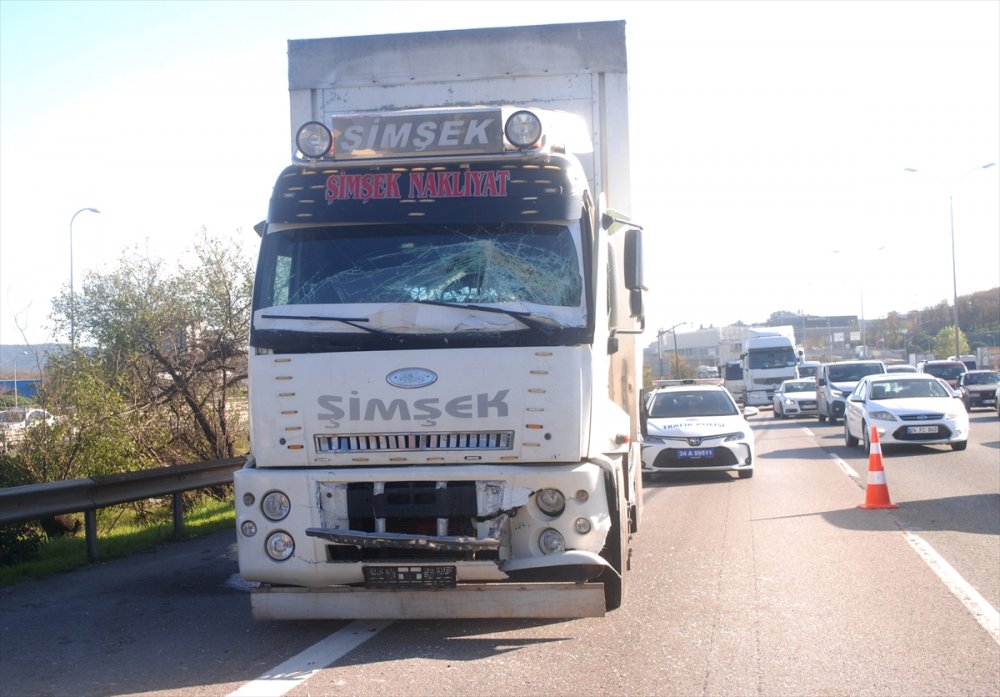 Kamyonun İETT otobüsüne çarpması sonucu 4 kişi yaralandı