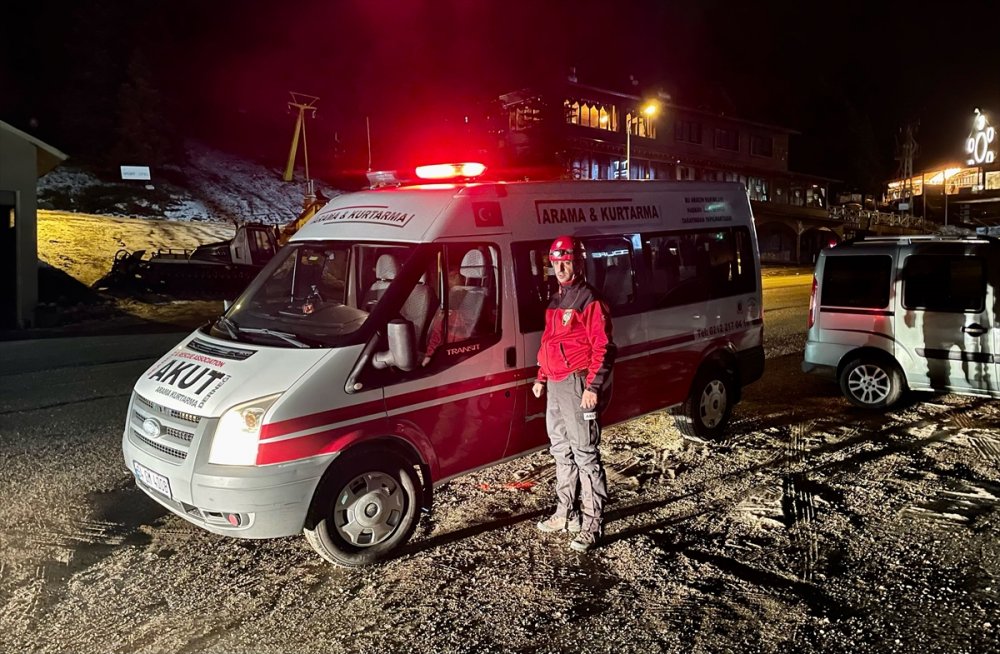 Uludağ'da zirveye doğru yürüyüşe çıkan 3 kişi mahsur kaldı