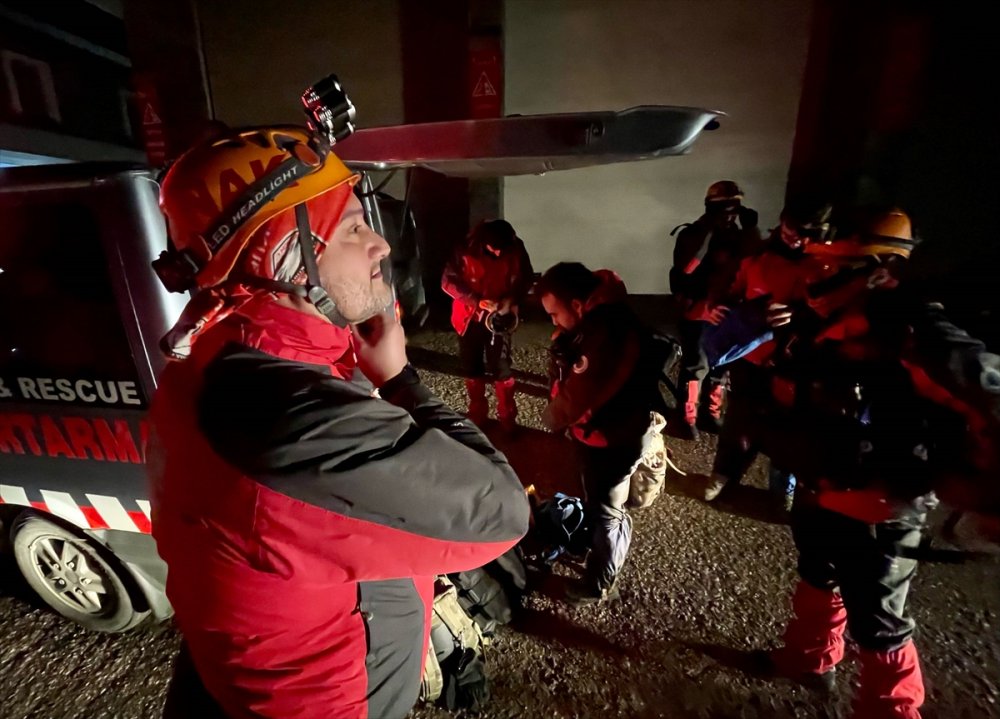 Uludağ'da zirveye doğru yürüyüşe çıkan 3 kişi mahsur kaldı