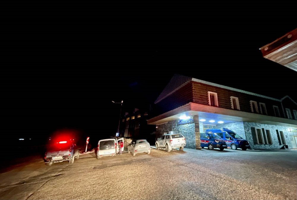 Uludağ'da zirveye doğru yürüyüşe çıkan 3 kişi mahsur kaldı