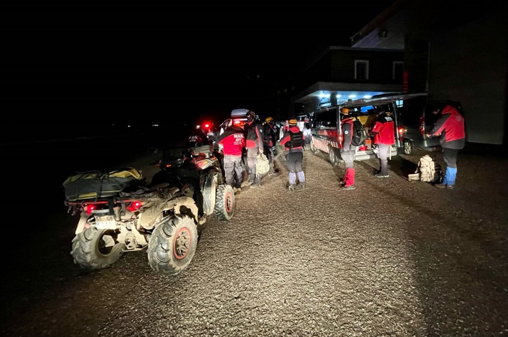 Uludağ'da zirveye doğru yürüyüşe çıkan 3 kişi mahsur kaldı