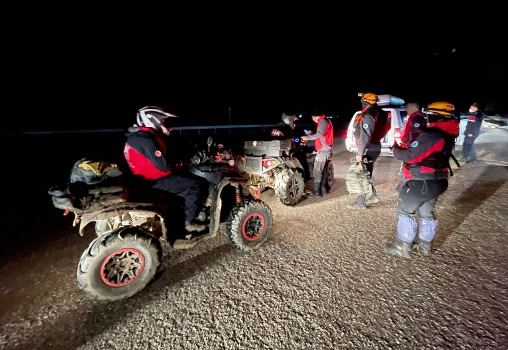 Uludağ'da zirveye doğru yürüyüşe çıkan 3 kişi mahsur kaldı