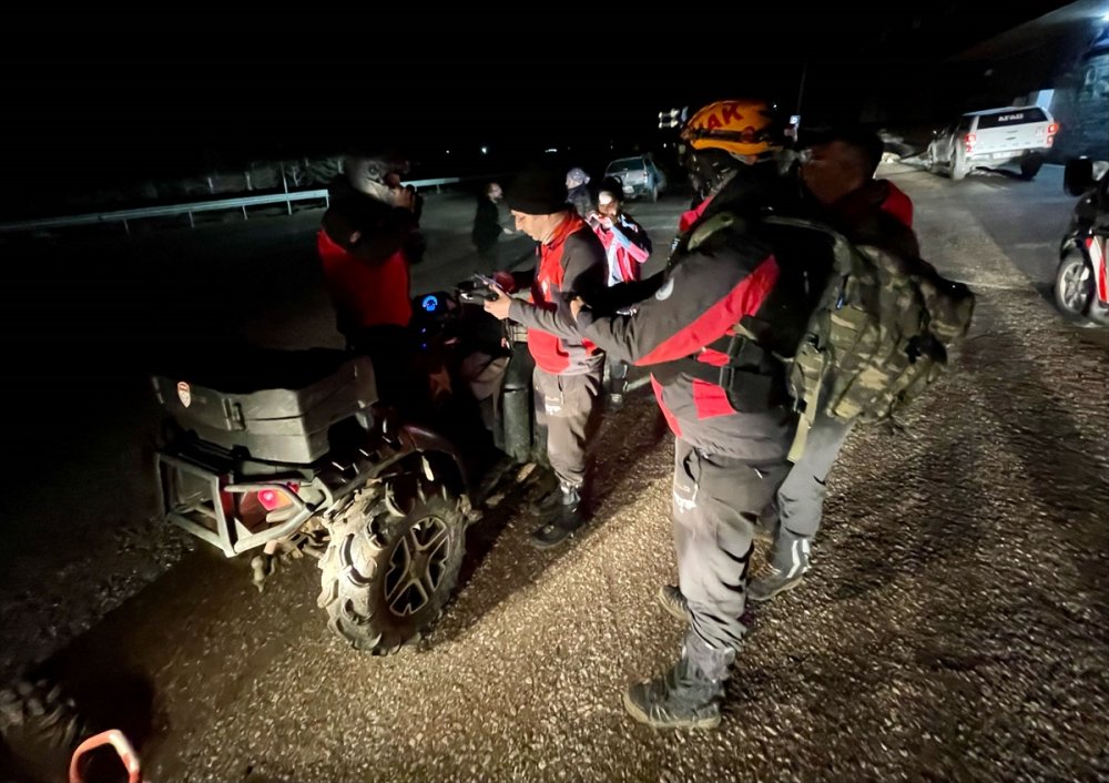 Uludağ'da zirveye doğru yürüyüşe çıkan 3 kişi mahsur kaldı