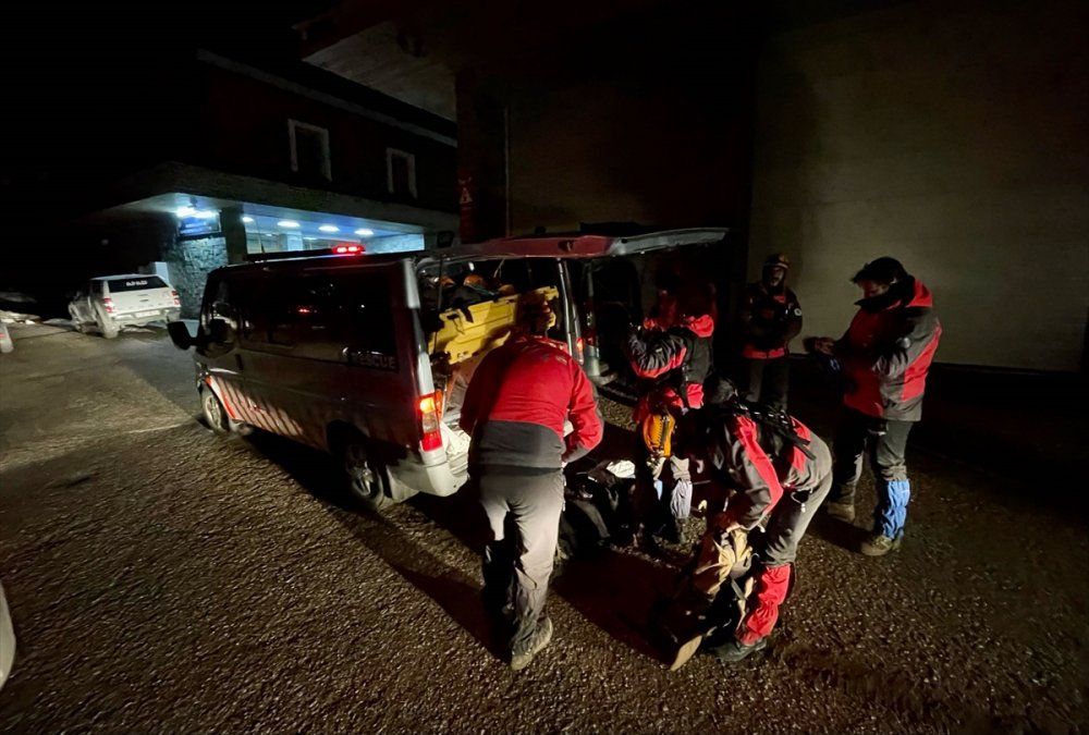 Uludağ'da zirveye doğru yürüyüşe çıkan 3 kişi mahsur kaldı