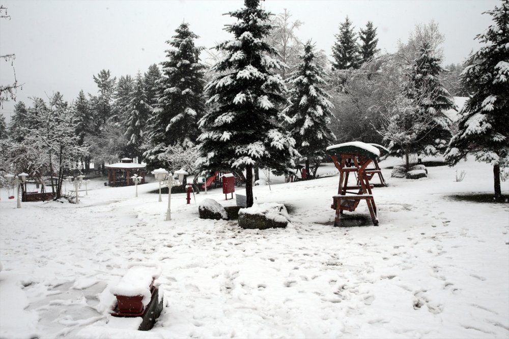 Bolu'da yoğun kar yağışı. Kalınlık Kartalkaya’da 40 santimetreyi geçti