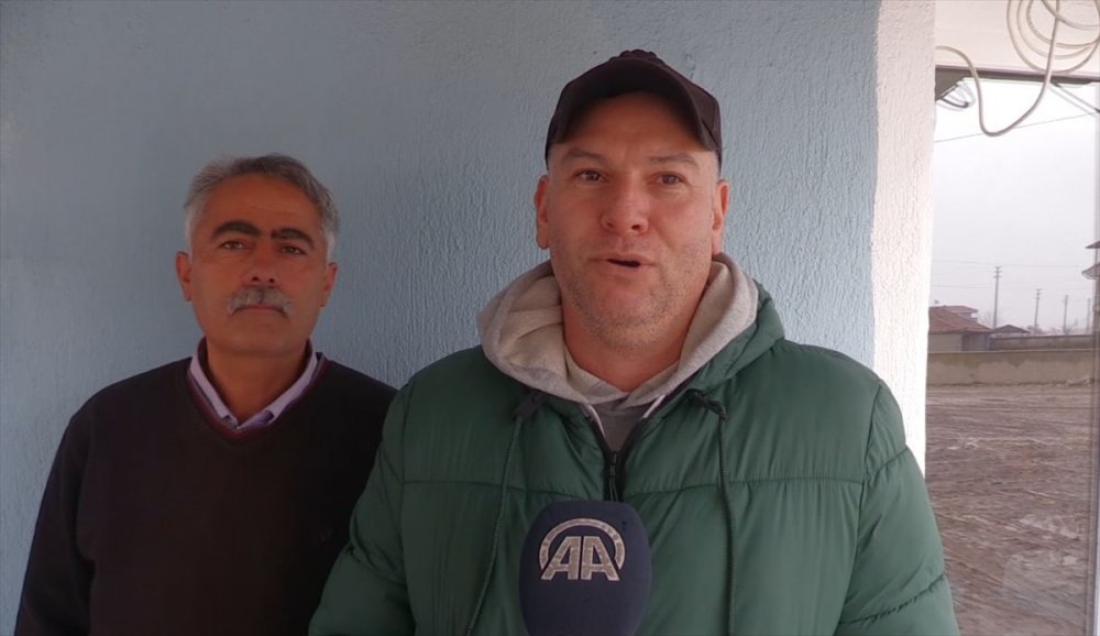 Cenazeleri karışan aile, oğulları ile kimsesiz kişiye ait cenazeyi yan yana defnetti