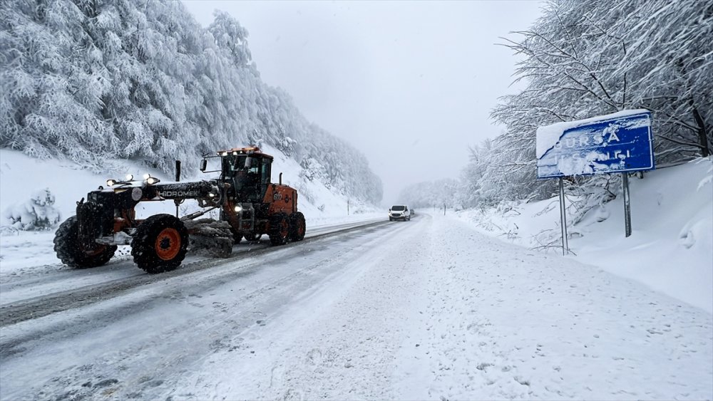 Domaniç Dağları'nda kar yağışı etkili oluyor