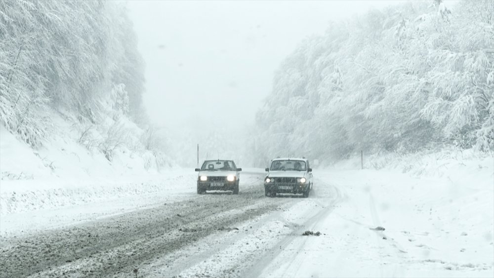 Domaniç Dağları'nda kar yağışı etkili oluyor