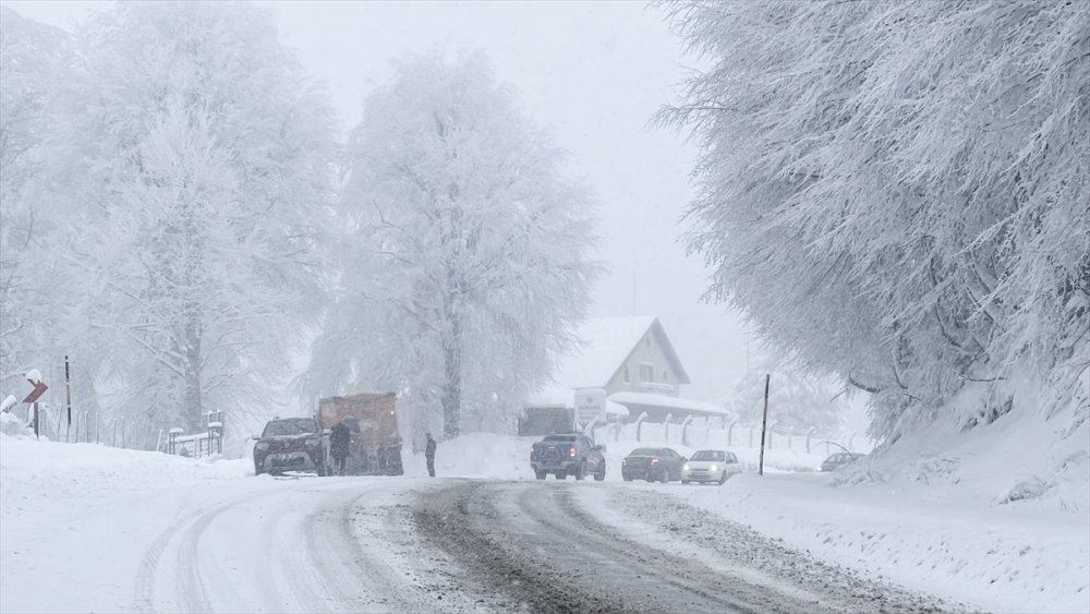 Domaniç Dağları'nda kar yağışı etkili oluyor