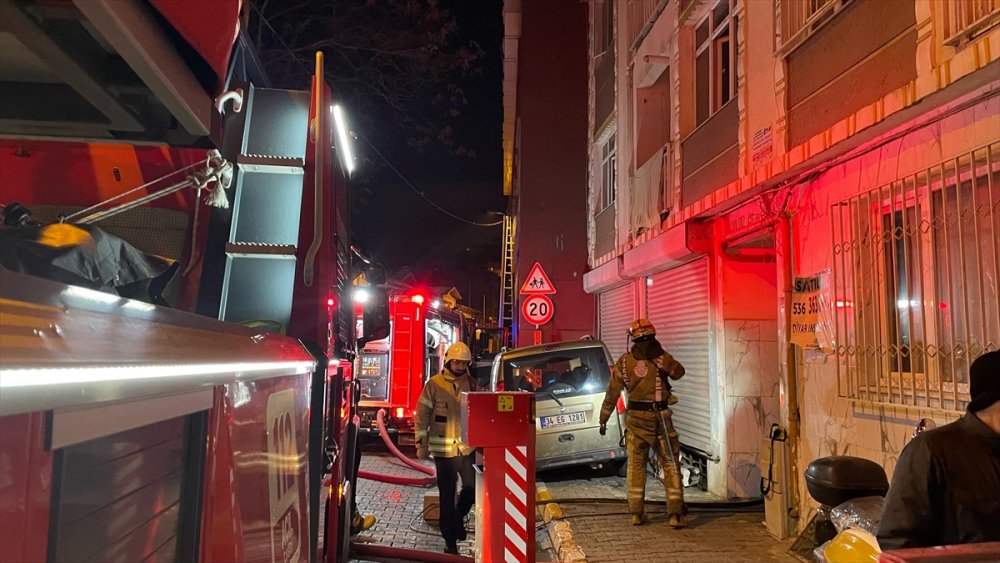 Beyoğlu’ndaki bir binada çıkan yangın söndürüldü