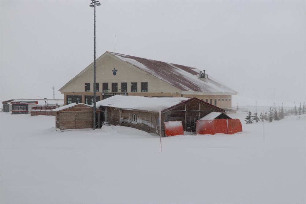 Yıldız Dağı'nda kar kalınlığı 35 santimetreye ulaştı