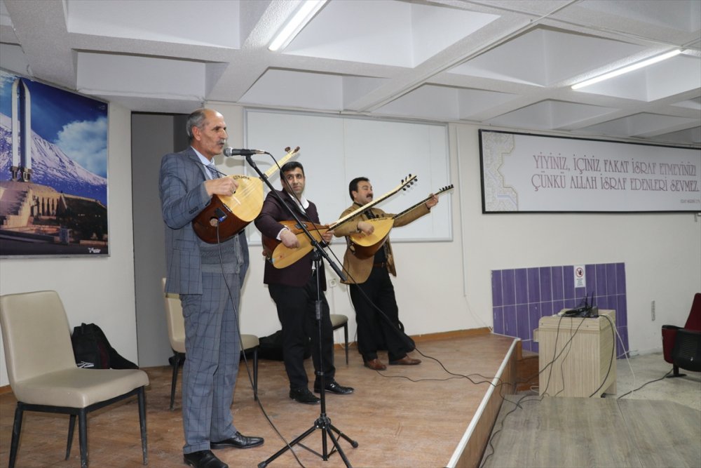 Iğdır'da üniversite öğrencilerine halk ozanlarından moral konseri