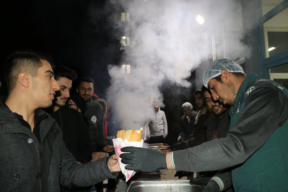 Iğdır'da üniversite öğrencilerine halk ozanlarından moral konseri
