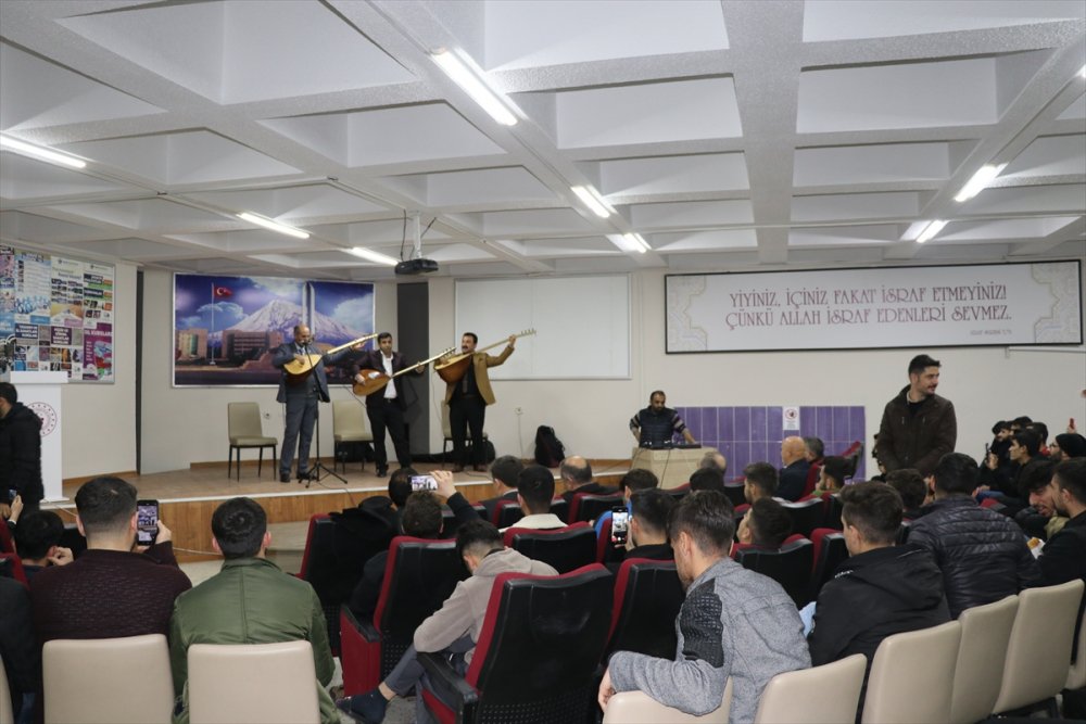 Iğdır'da üniversite öğrencilerine halk ozanlarından moral konseri