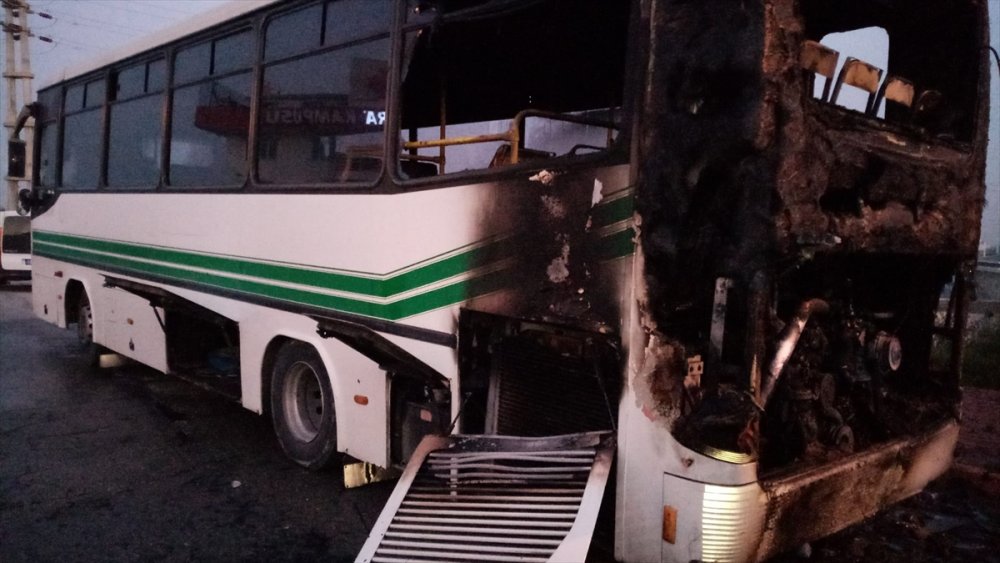 Adana'da seyir halindeki halk otobüsü yandı