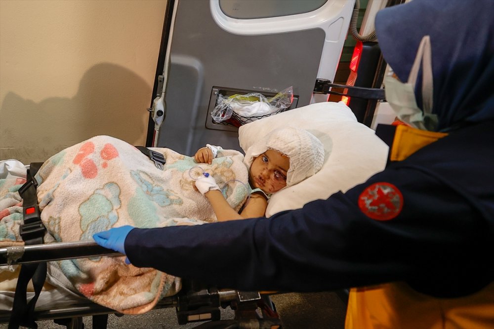 Gaziantep'te iki "pitbull"un saldırdığı çocuk Antalya'ya getirildi