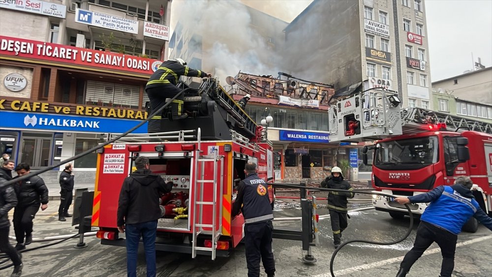 Rize'de restoranın çatı katında çıkan yangın söndürüldü