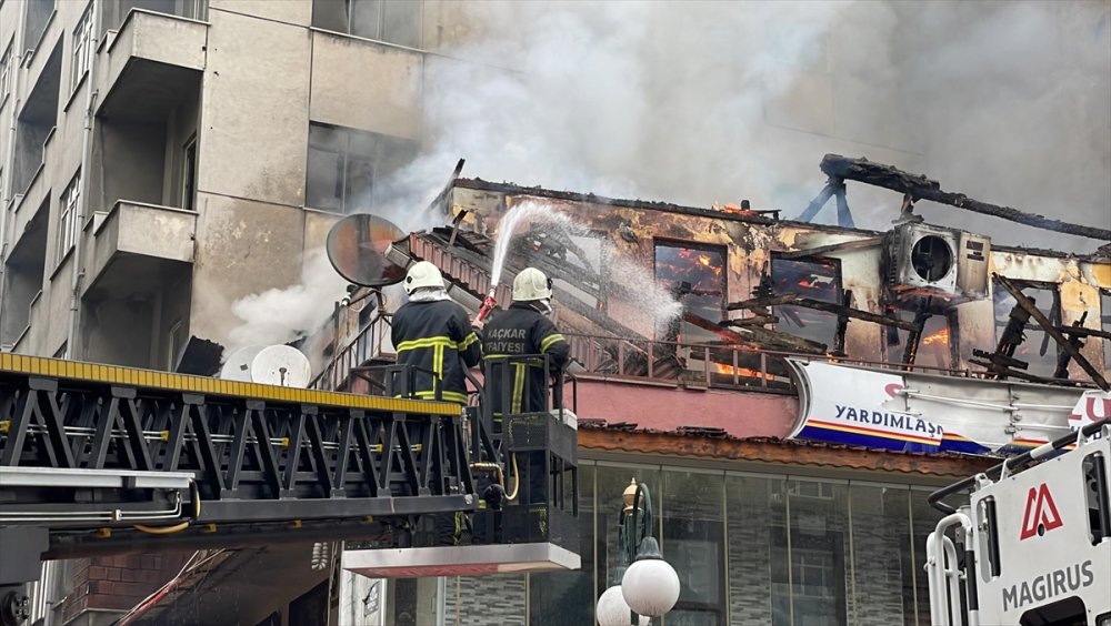 Rize'de restoranın çatı katında çıkan yangın söndürüldü