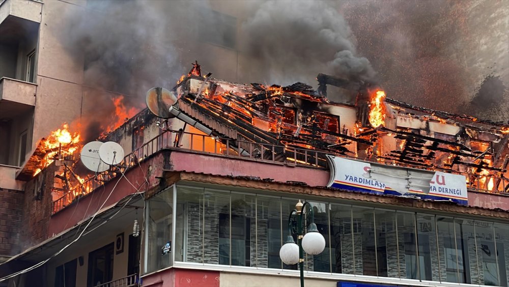 Rize'de restoranın çatı katında çıkan yangın söndürüldü