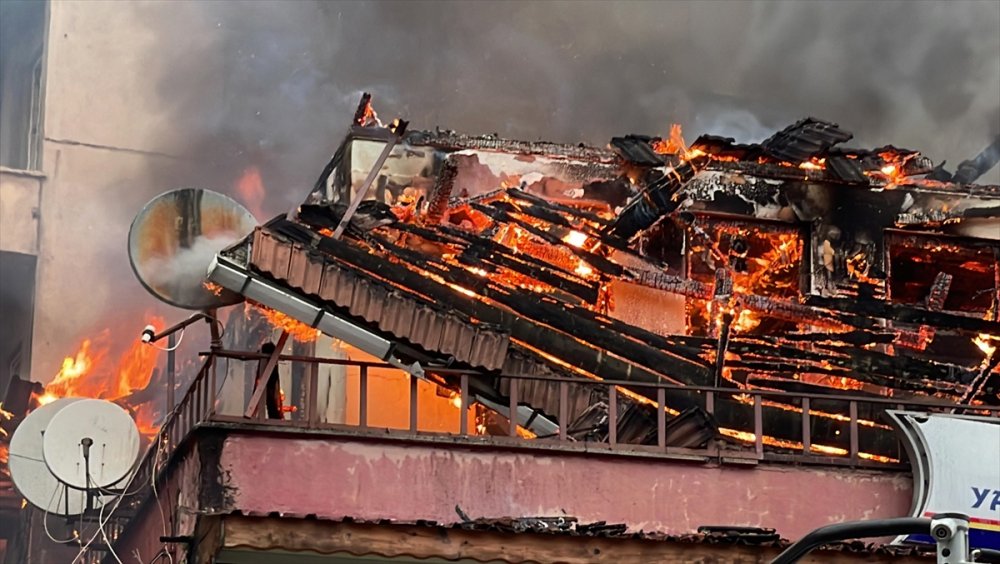 Rize'de restoranın çatı katında çıkan yangın söndürüldü