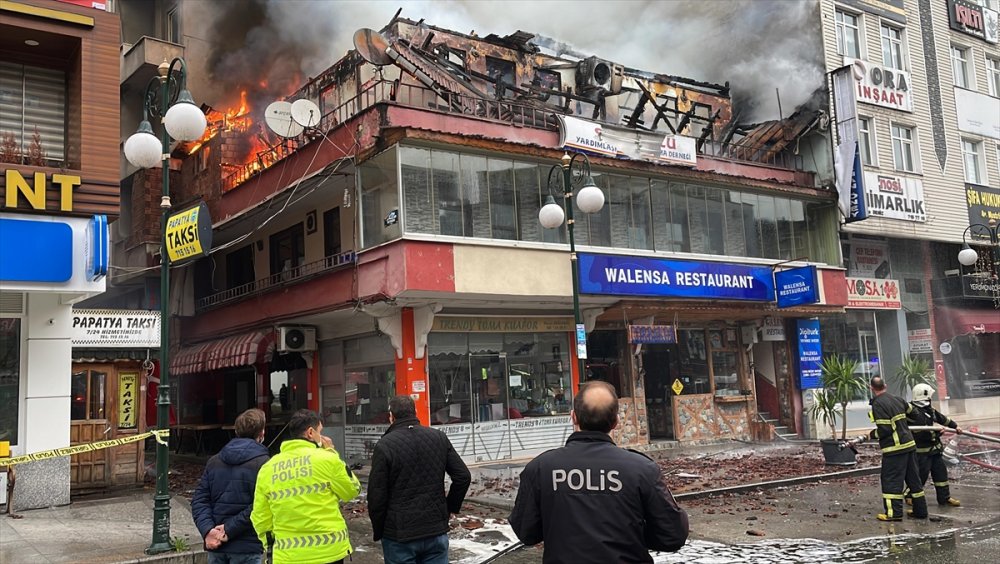 Rize'de restoranın çatı katında çıkan yangın söndürüldü