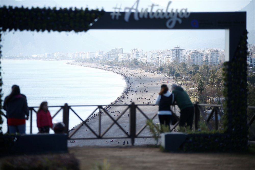 Antalya'da güneşli havayı fırsat bilenler sahillerde yoğunluk oluşturdu