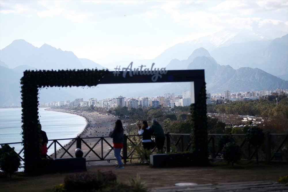 Antalya'da güneşli havayı fırsat bilenler sahillerde yoğunluk oluşturdu