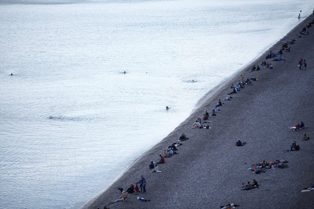 Antalya'da güneşli havayı fırsat bilenler sahillerde yoğunluk oluşturdu