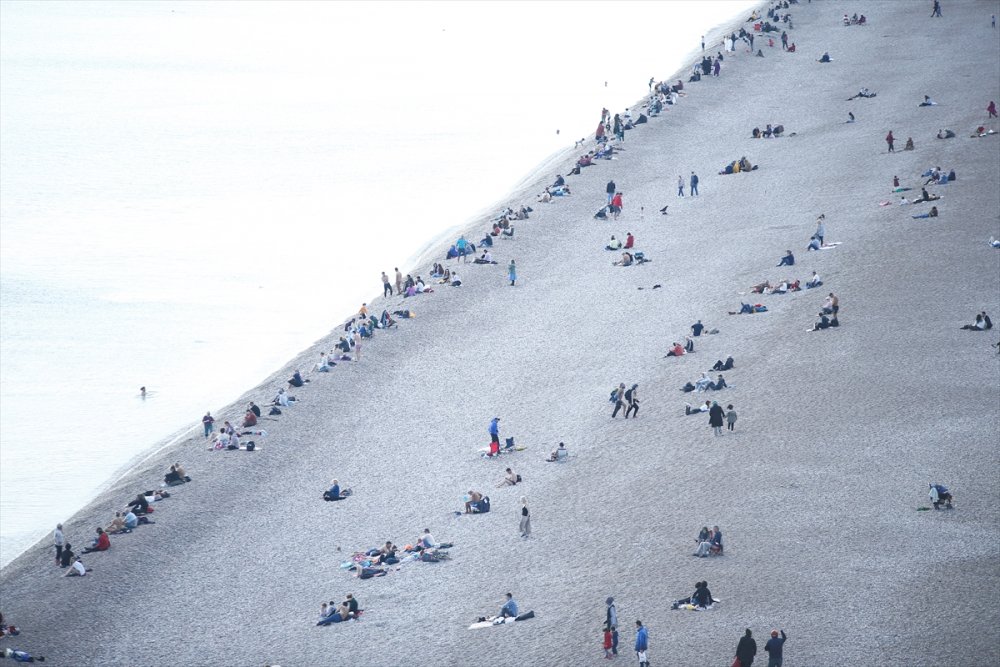 Antalya'da güneşli havayı fırsat bilenler sahillerde yoğunluk oluşturdu