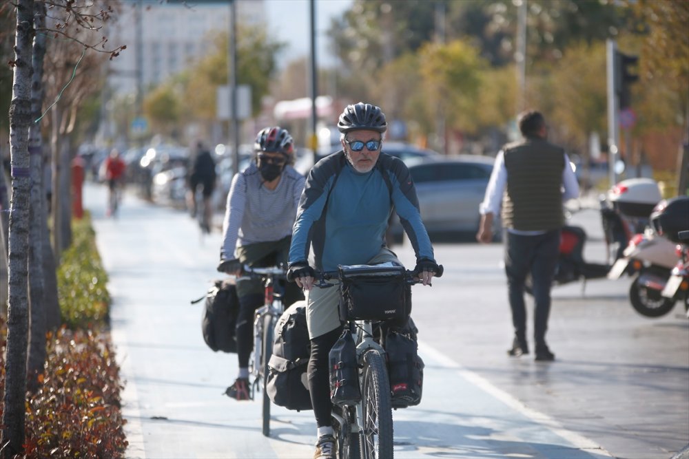 Antalya'da güneşli havayı fırsat bilenler sahillerde yoğunluk oluşturdu