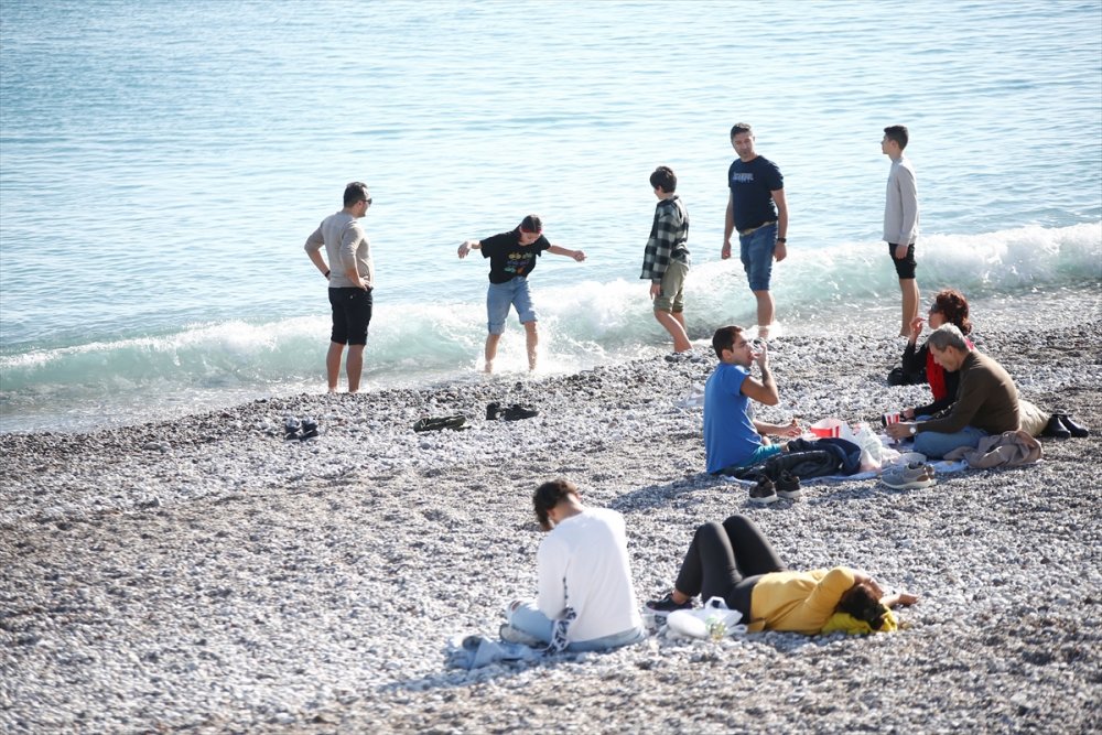 Antalya'da güneşli havayı fırsat bilenler sahillerde yoğunluk oluşturdu
