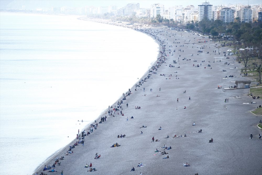 Antalya'da güneşli havayı fırsat bilenler sahillerde yoğunluk oluşturdu