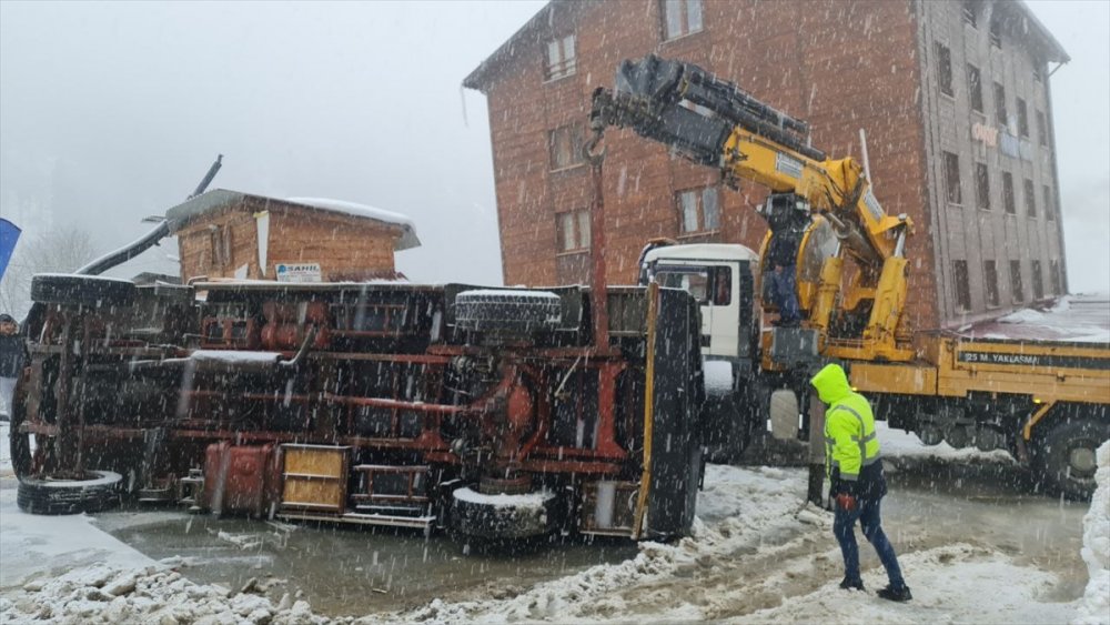 Rize'de devrilen karavandaki kişi yaralandı
