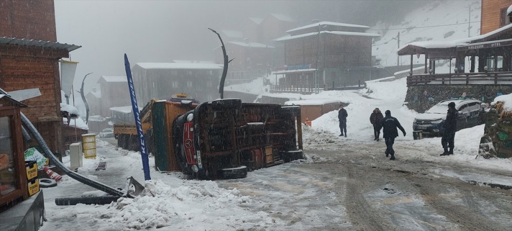 Rize'de devrilen karavandaki kişi yaralandı