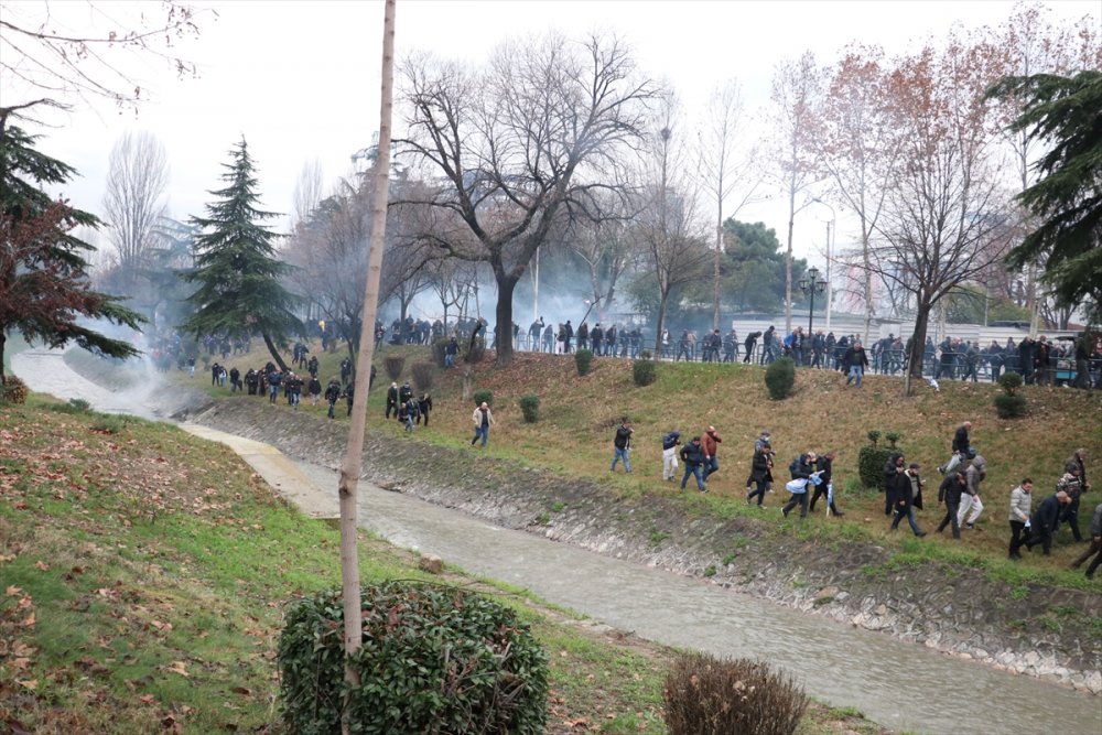 Arnavutluk'taki protestolarda gerginlik yaşandı