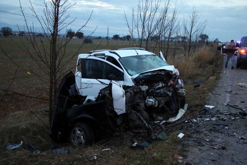 Uşak'ta hafif ticari araçla otomobil çarpıştı, bir kişi öldü, 4 kişi yaralandı