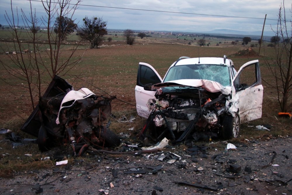 Uşak'ta hafif ticari araçla otomobil çarpıştı, bir kişi öldü, 4 kişi yaralandı