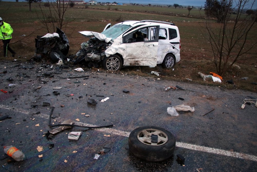 Uşak'ta hafif ticari araçla otomobil çarpıştı, bir kişi öldü, 4 kişi yaralandı