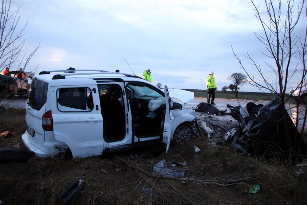 Uşak'ta hafif ticari araçla otomobil çarpıştı, bir kişi öldü, 4 kişi yaralandı