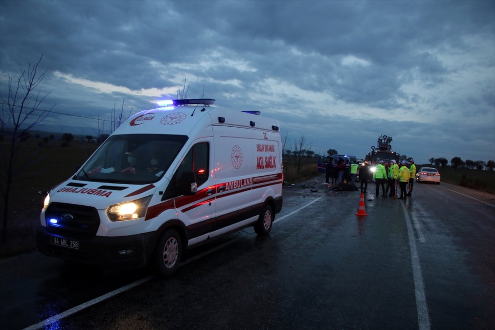 Uşak'ta hafif ticari araçla otomobil çarpıştı, bir kişi öldü, 4 kişi yaralandı