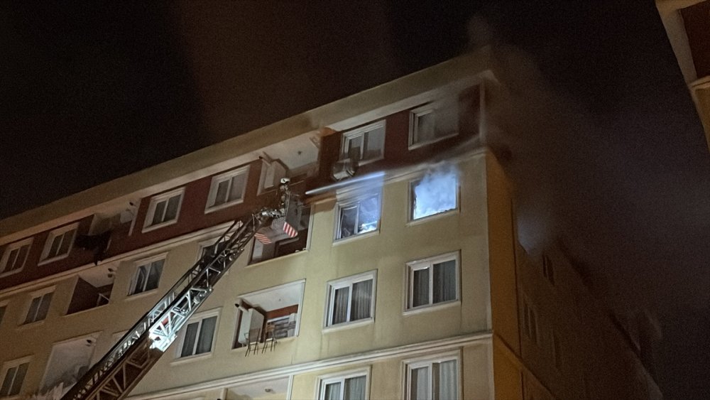 Pendik'te 6 katlı binada çıkan yangın söndürüldü