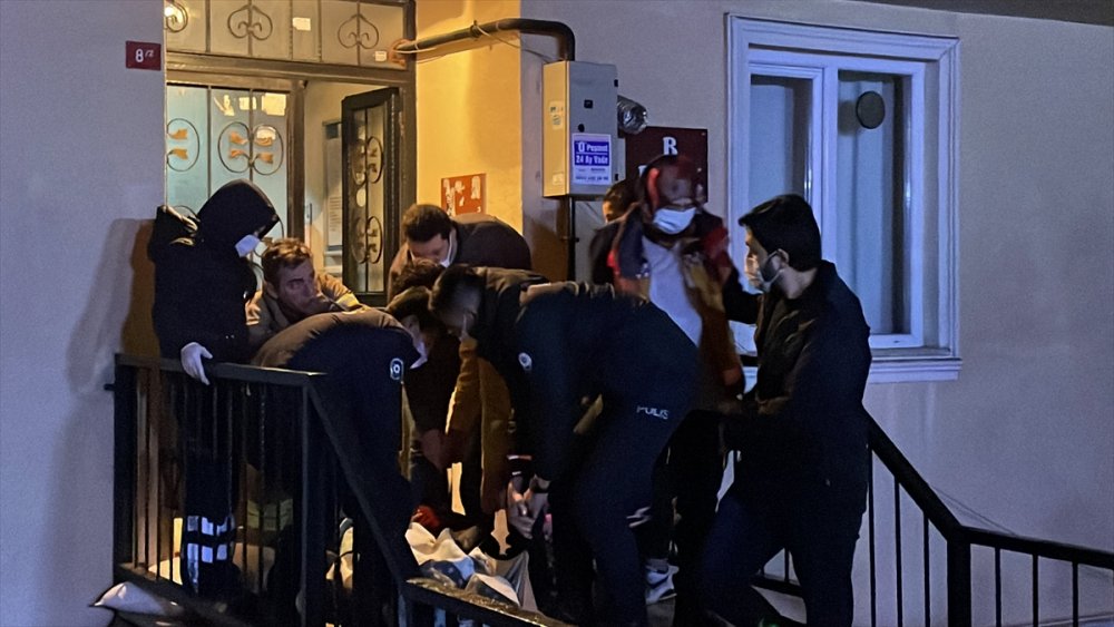 Pendik'te 6 katlı binada çıkan yangın söndürüldü