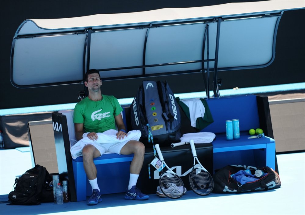 Avustralya'daki durumu belirsizliğini koruyan Djokovic antrenmanlarını sürdürüyor