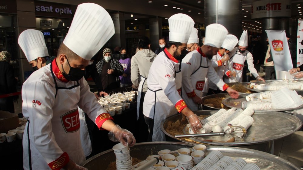 Kazada ölen futbolcu Ahmet Çalık anısına Konya'da helva dağıtıldı