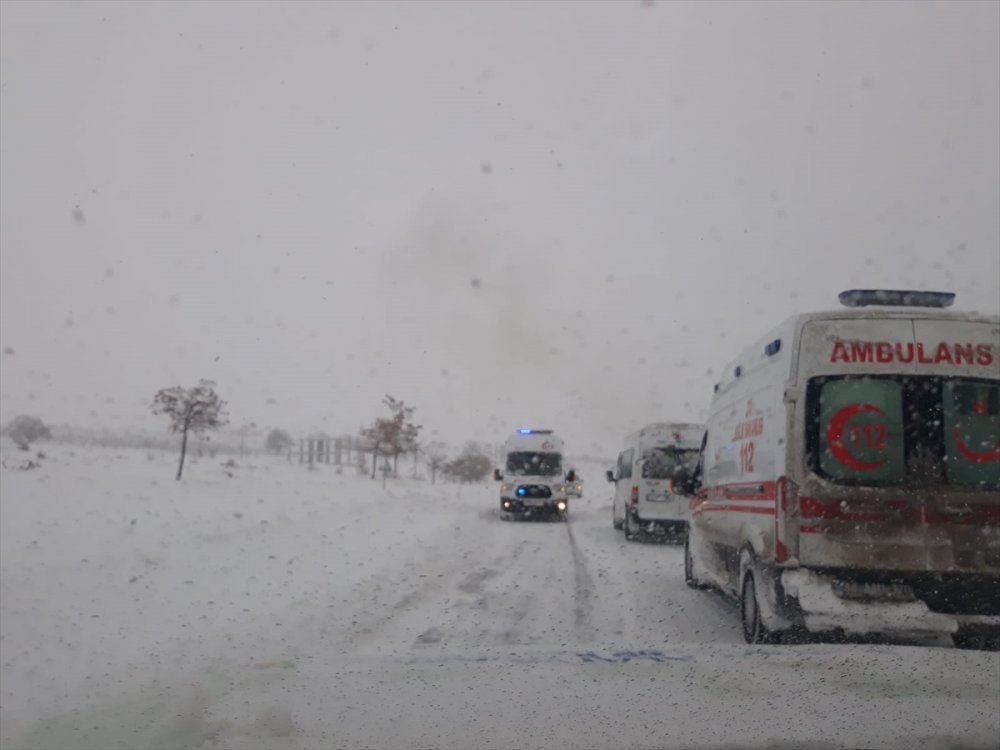 Malatya'da kar nedeniyle yolda kalan ambulans iş makinesi yardımıyla hastaya ulaştı