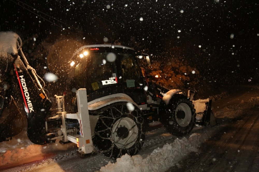 Mersin'de kar nedeniyle 12 araçta mahsur kalanlar kurtarıldı