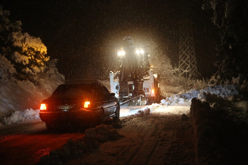 Mersin'de kar nedeniyle 12 araçta mahsur kalanlar kurtarıldı