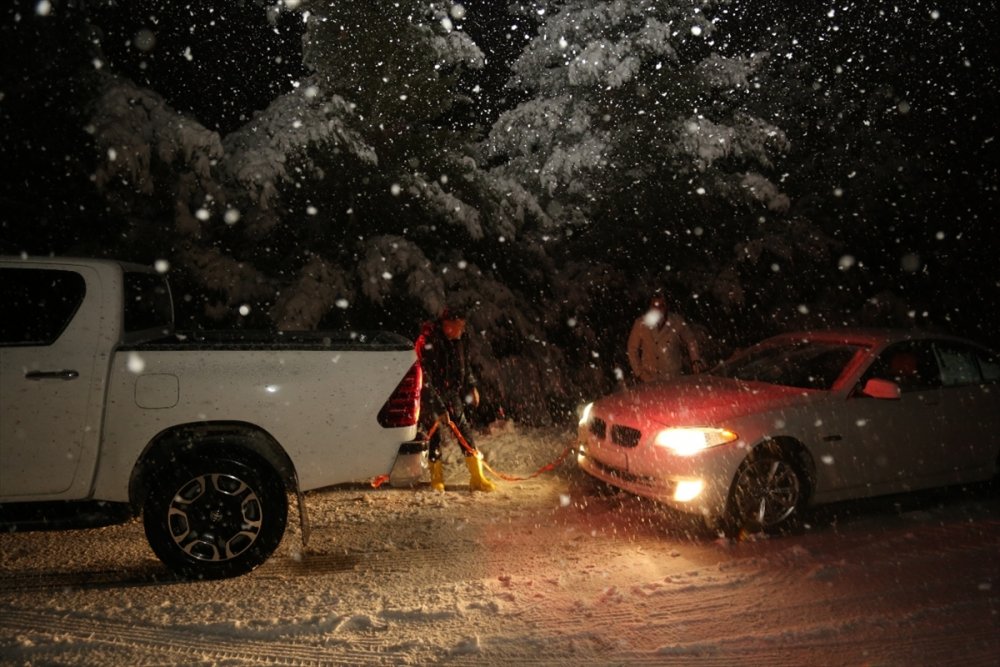 Mersin'de kar nedeniyle 12 araçta mahsur kalanlar kurtarıldı